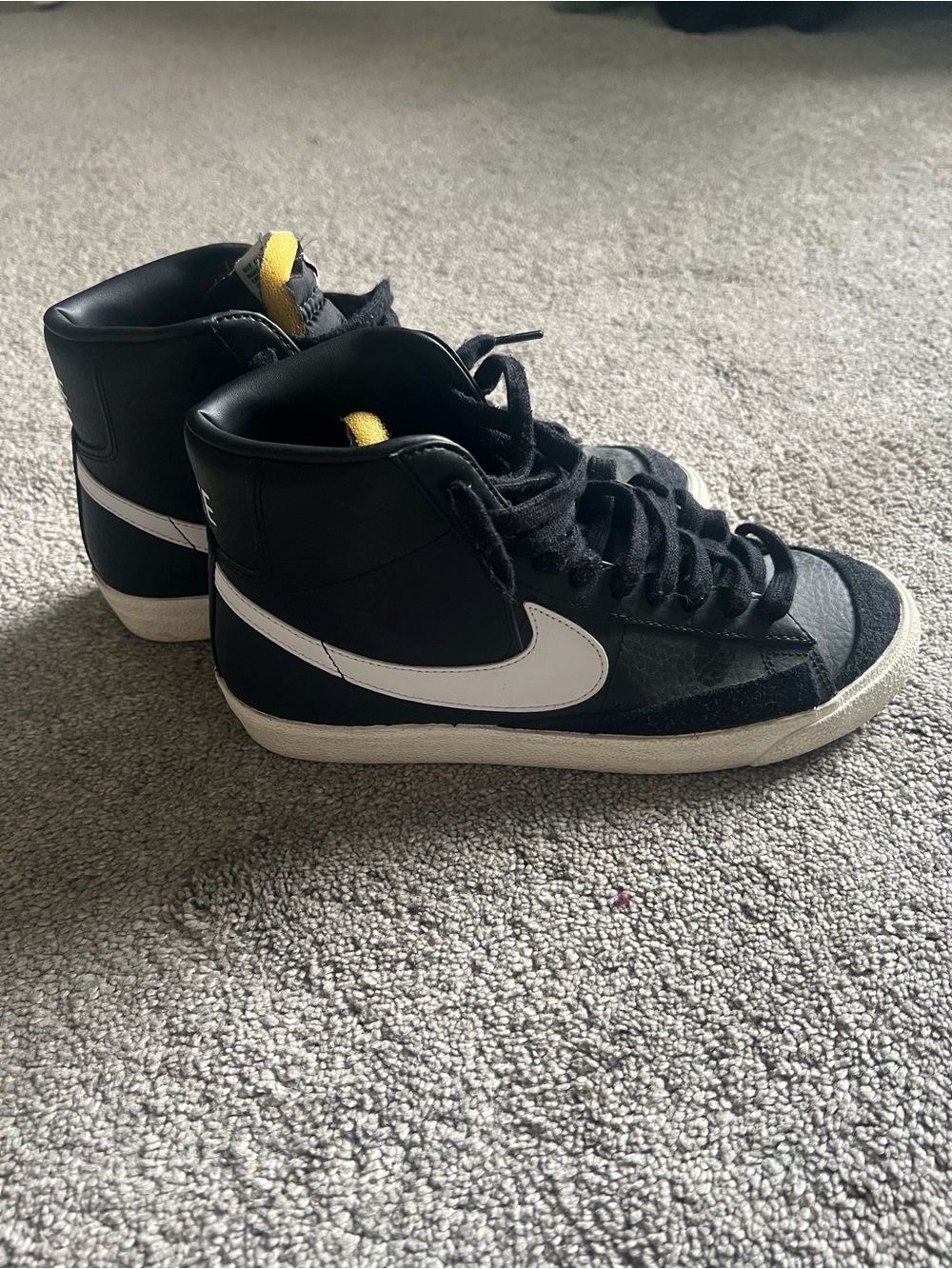 Nike Youth Black and White Blazer Mid 77 Men 7 Women 8.5